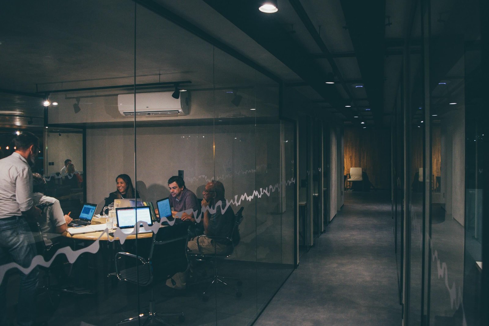Guide on how to scale a real estate team without adding operational complexity, unnecessary overhead, or greater dependence on the team leader.